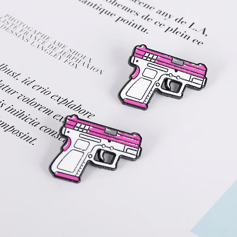 Булавки креативная мультяшная брошь-пистолет розового цвета, симпатичная японская металлическая маленькая значок-пистолет розового цвета Изображение 1 